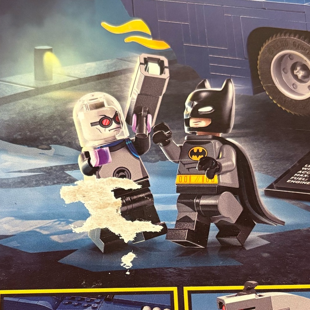 LEGO Super Heroes Batmobile Batman vs. Harley Quinn & Mr. Freeze Set 76274 - Picture 3 of 7
